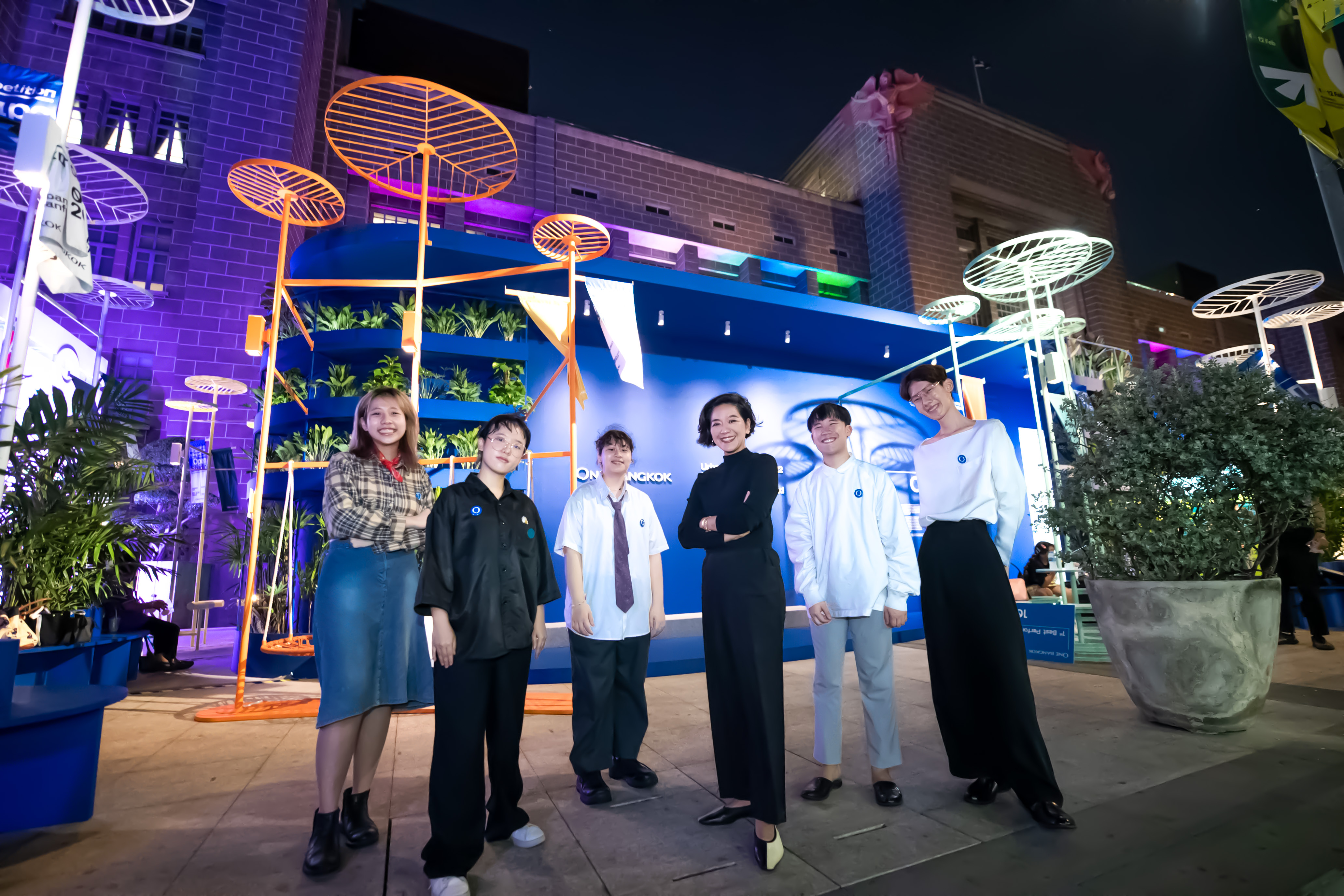 Charintip (fourth from left) with the Top 2 best performing teams at the One Bangkok Urban Furniture Competition 2022. 