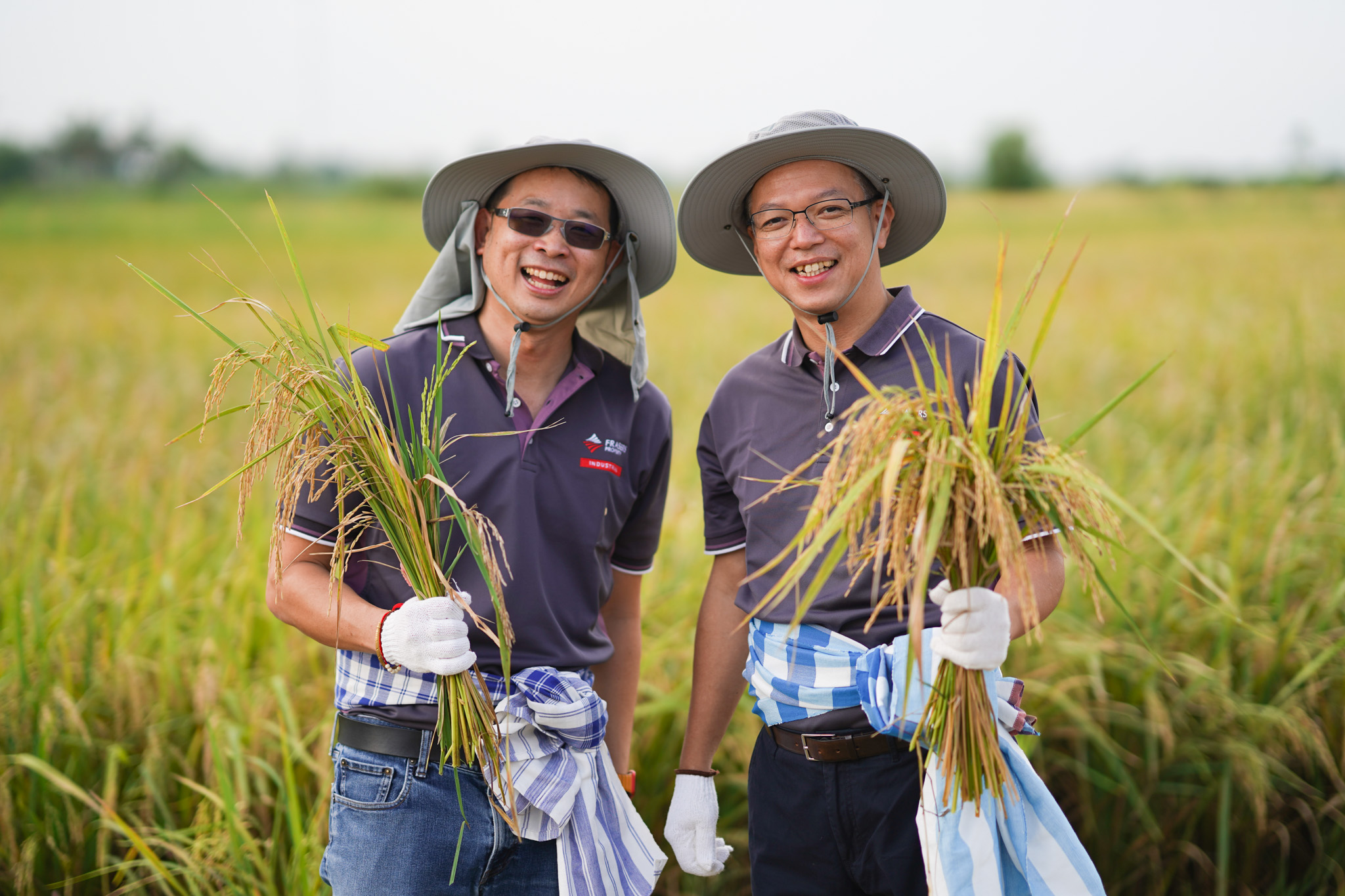 From left to right: Dr. Kitti Setavoraphan (First Senior Vice President, Township Development, Frasers Property Industrial Thailand), Mr. Sopon Racharaksa (CEO, Frasers Property Industrial Thailand)