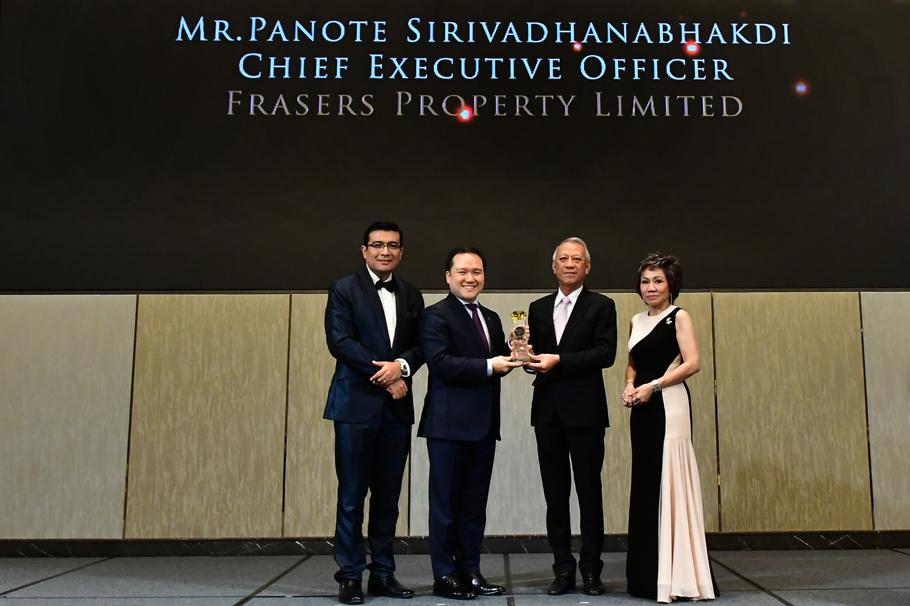 Frasers Property GCEO Panote Sirivadhanabhakdi receives the 2022 Top CEO in Asia award.