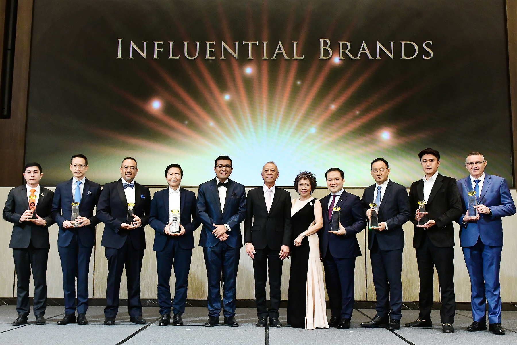 Mr Sirivadhanabhakdi (eighth from left) with fellow award recipients at the Asia CEO Summit and Award Ceremony. 