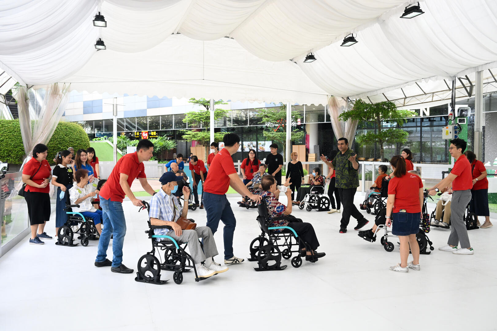 Frasers Property employees and tenants hosted seniors and caregivers to revel in the year-end festivities.  The seniors got to experience skating on Singapore’s first wheelchair accessible ice-skating rink.