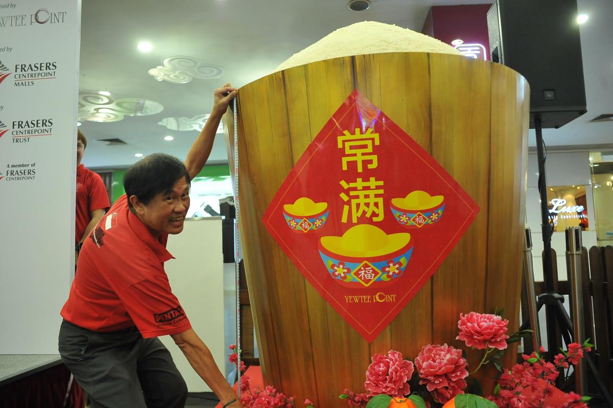 Frasers Centrepoint Malls Sets a New Record for Largest Rice Bucket in the Singapore Book of Records measuring 1.2 meters tall.