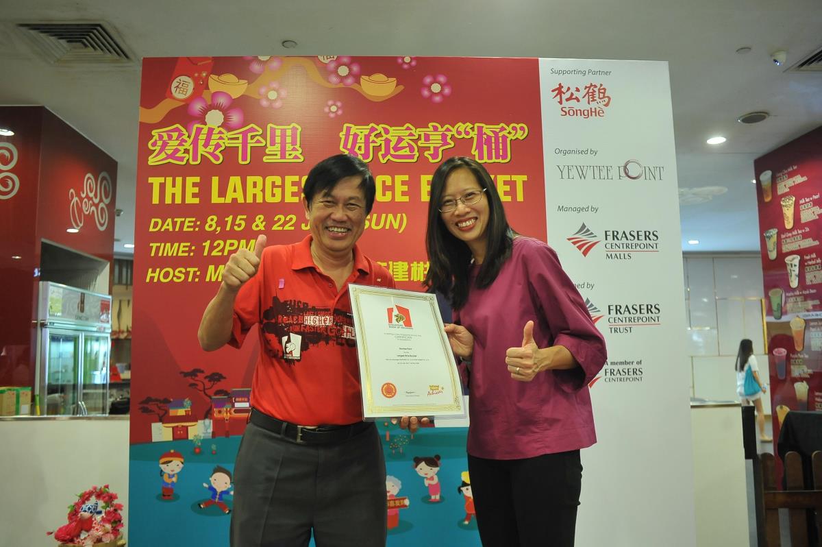 Frasers Centrepoint Malls receives Official Singapore Book of Records Certificate for “Largest Rice Bucket”.