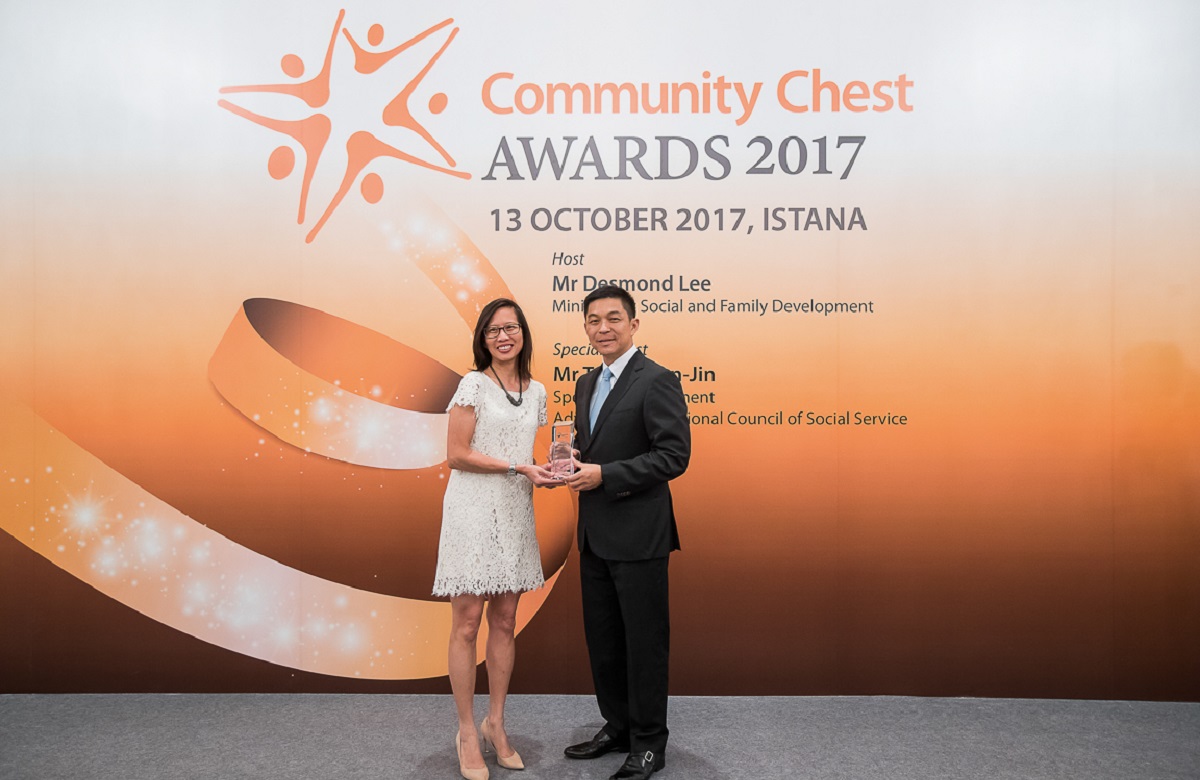 Stephanie Ho, General Manager, Retail Properties, receiving the Community Chests’ Special Events Silver Award from Tan Chuan-Jin, Speaker of Parliament, at a ceremony at the Istana.
