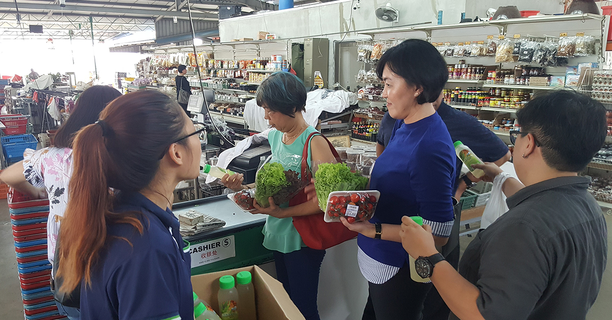  From vegetables to fruits, families from all over the island go to Kok Fah’s Weekend Market to pick up green groceries.