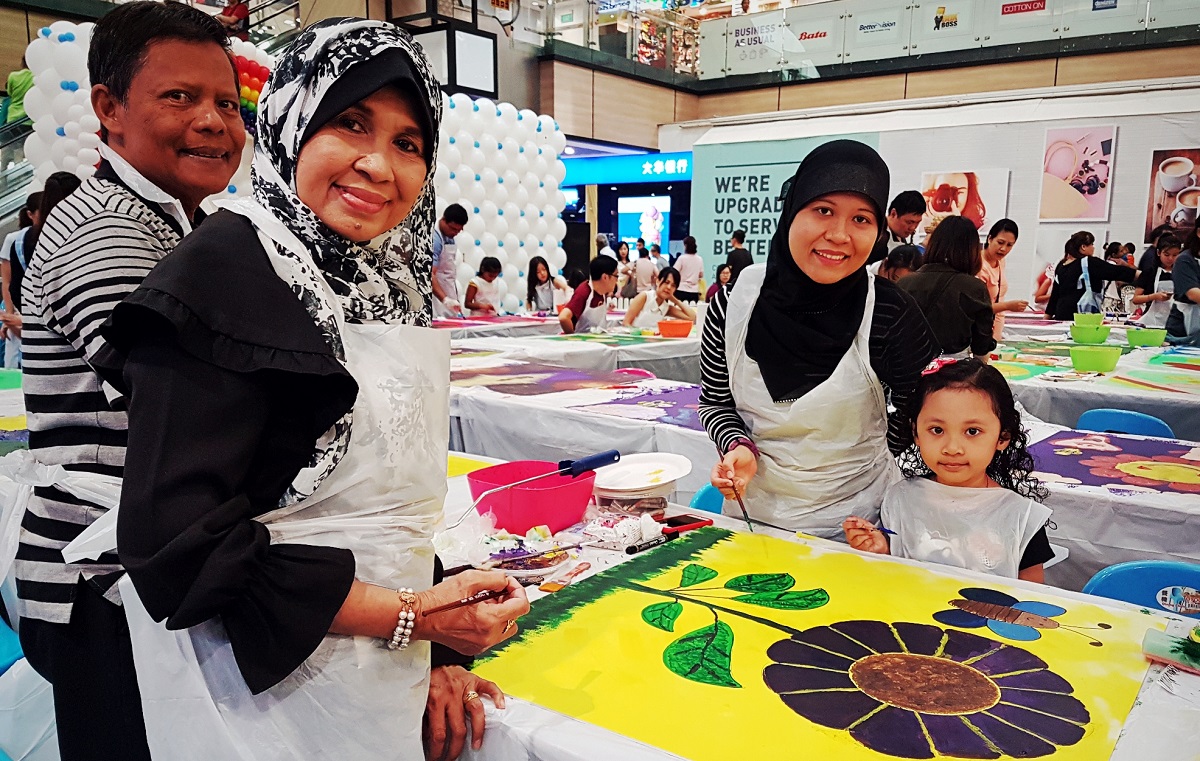Sharifah’s interest in art encouraged her mother, Ms Hayati, and grandparents to travel from Sengkang to participate in this event together at Northpoint City.