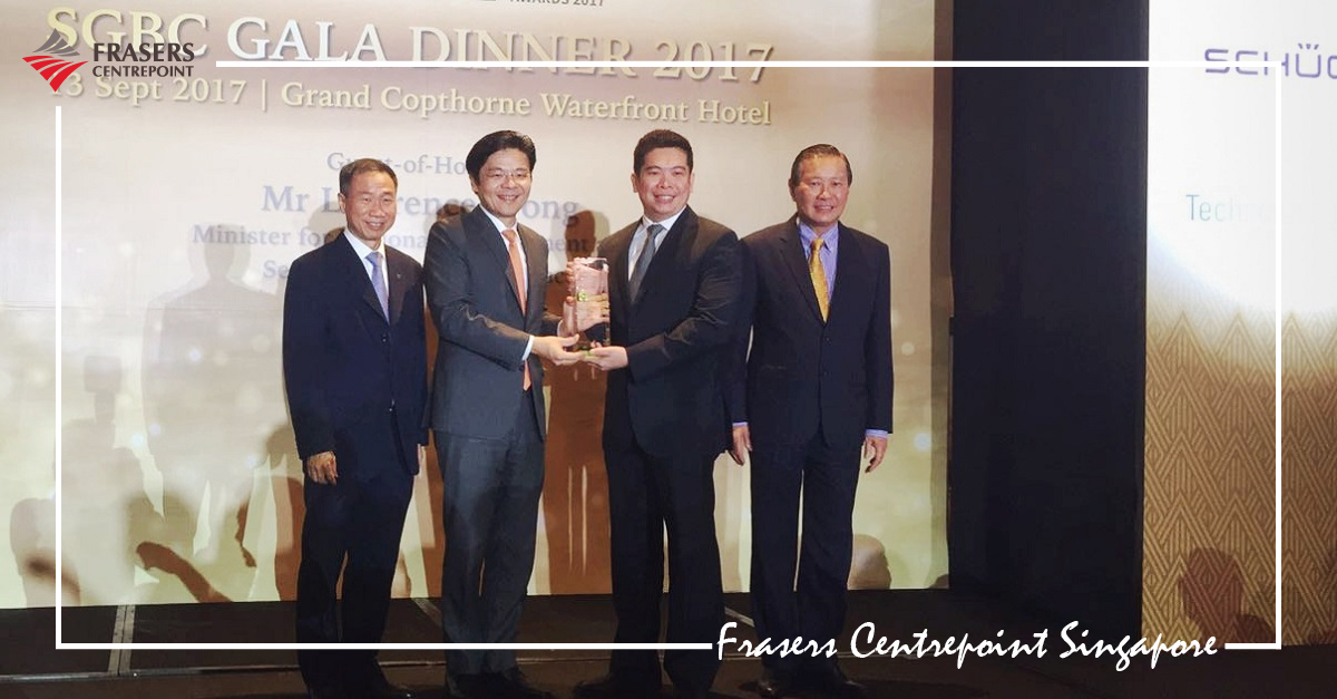 Brandon Teo, Senior Centre Manager for Alexandra Point (second from right), receiving the award at the SGBC-BCA Gala Dinner from Guest of Honour, National Development Minister Lawrence Wong, during the Awards Ceremony.