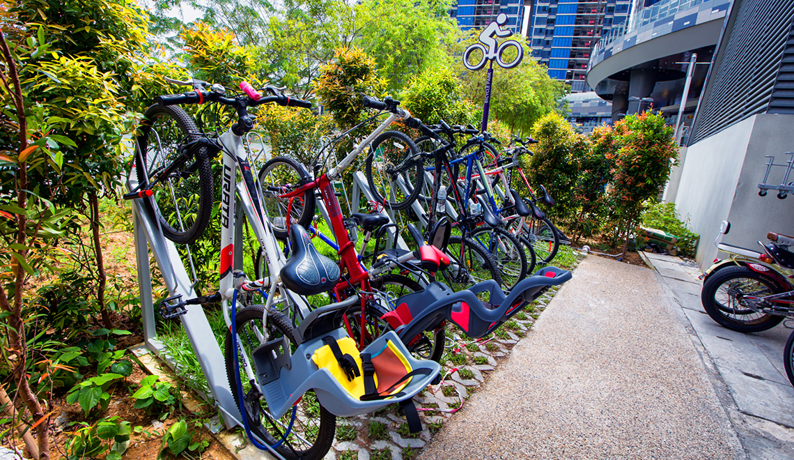 Take a scenic ride along the park connector and stop at Waterway Point for a drink! Waterway Point’s bicycle bay is equipped with 242 lots.