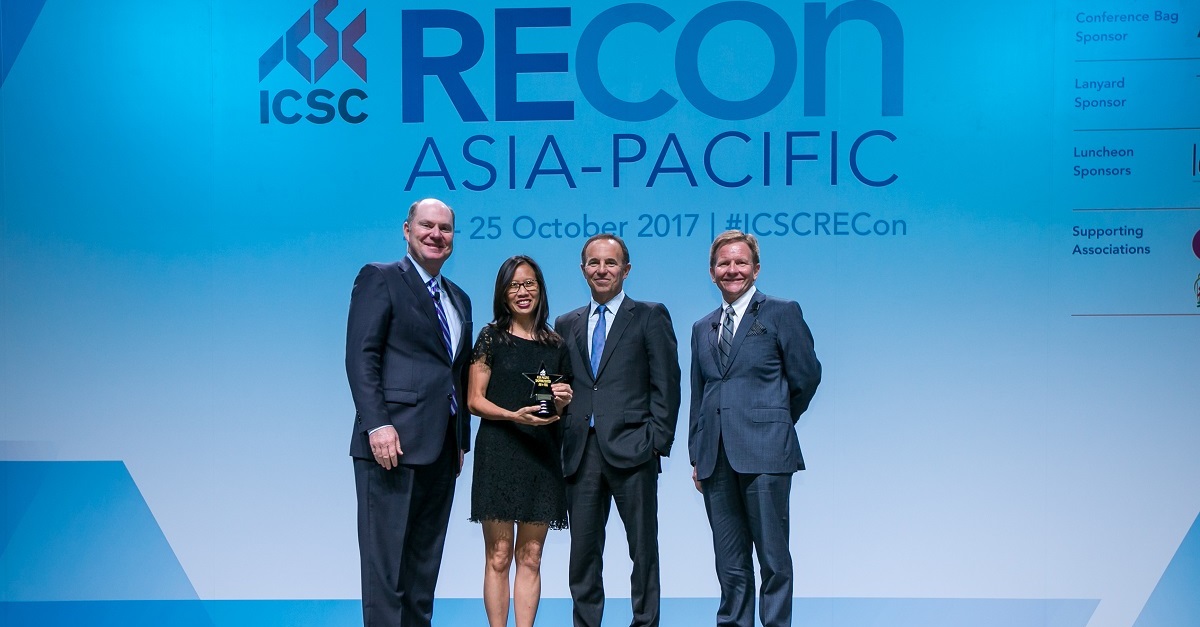  (Second from left) Stephanie Ho, General Manager, Retail Properties, receiving the Gold Award at a dinner ceremony in Bangkok.