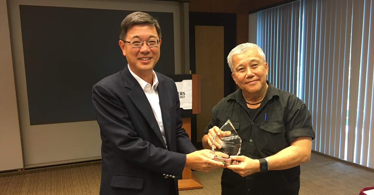 Christopher Tang, CEO, Frasers Centrepoint Singapore presents an appreciation plaque to Robert for his years of service.