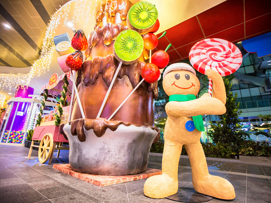 Family-Friendly Christmas Decorations starring Gingerbread Men and a Giant Chocolate Fondue 