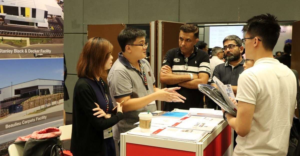 FLT representatives, Chew Yi Wen (left) and Ng Chung Keat (second from left), fielding questions from keen investors.