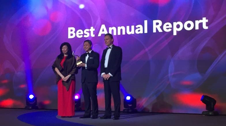 (Second from left) Jack Lam, Chief Executive Officer, Frasers Commercial Trust, receiving the award.
