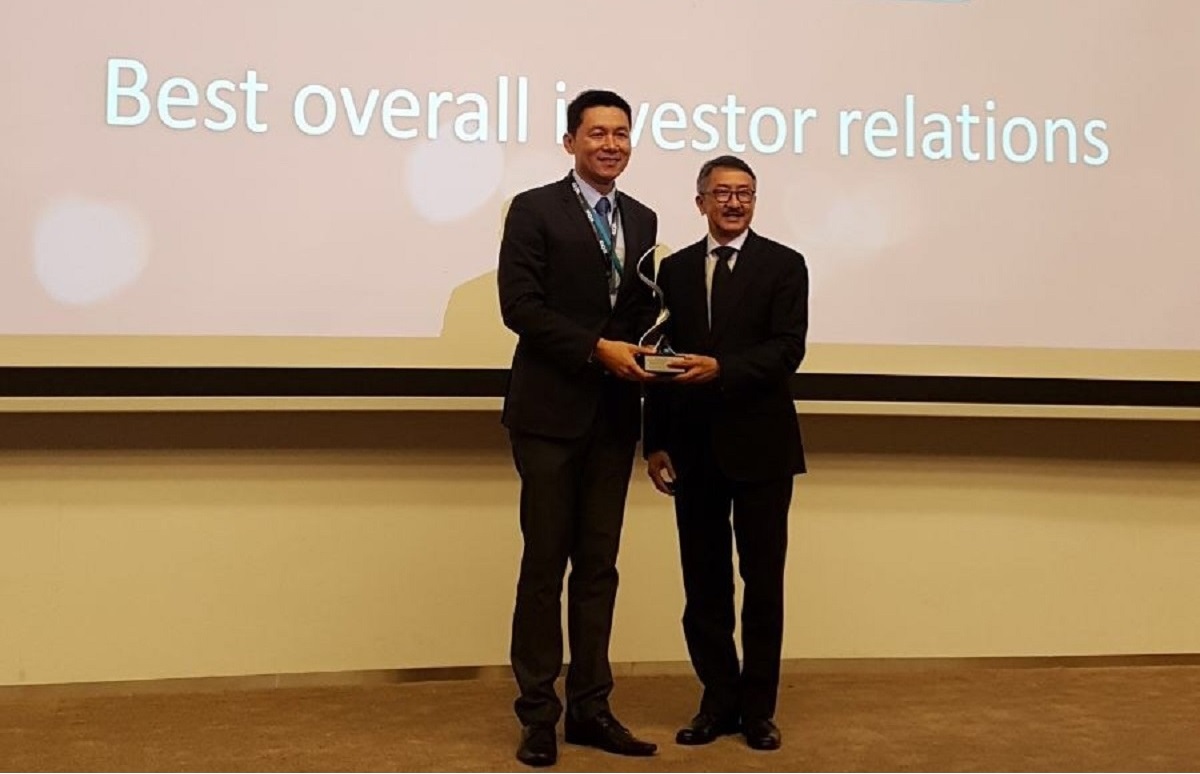Mr Chen Fung Leng (left), Senior Manager, Investor Relations & Research, Frasers Centrepoint Trust, receiving the award at the presentation ceremony.