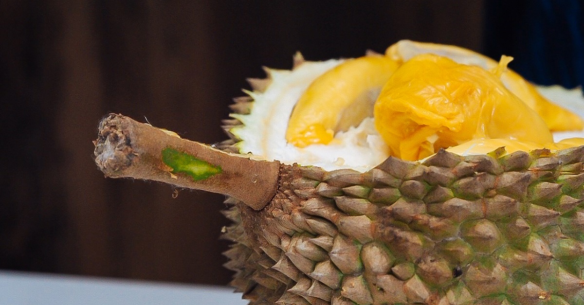 The freshest durians will have a green stalk.