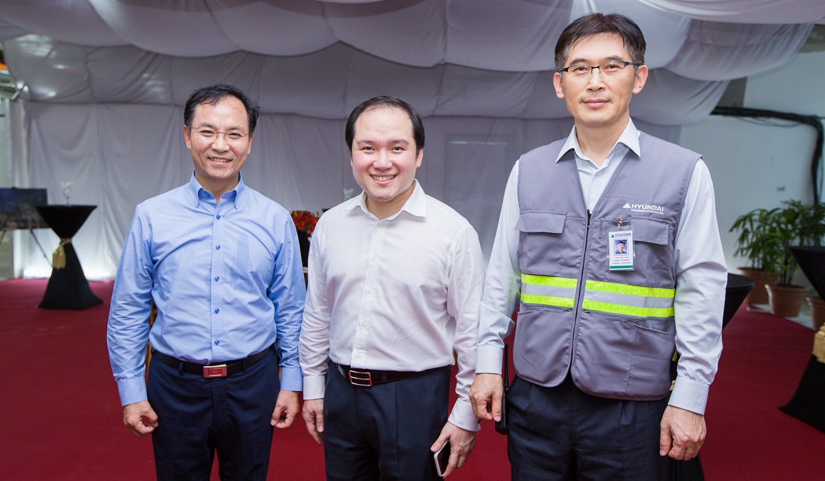 From left to right, Mr Kim Jung Chul – EVP / COO / Head of Building Works Division, Hyundai Engineering & Construction, Mr Panote Sirivadhanabhakdi – Group CEO, Frasers Centrepoint Limited and Mr Kwak Im Koo, Project Director, Hyundai Engineering & Construction
