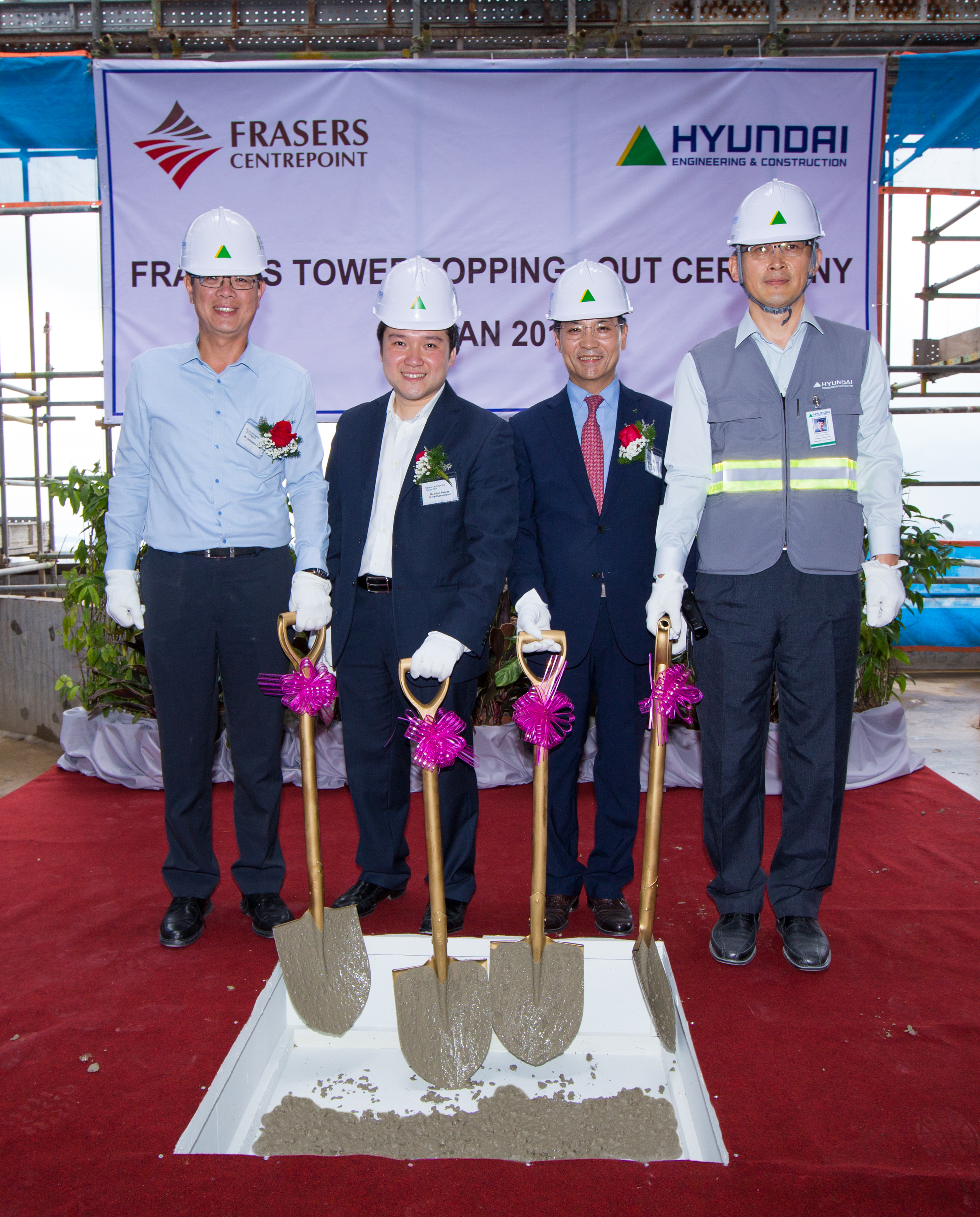 From left to right, Mr Christopher Tang – CEO, Frasers Centrepoint Singapore, Mr Panote Sirivadhanabhakdi – Group CEO, Frasers Centrepoint Limited, Mr Kim Jung Chul – EVP / COO / Head of Building Works Division, Hyundai Engineering & Construction and Mr Kwak Im Koo, Project Director, Hyundai Engineering & Construction