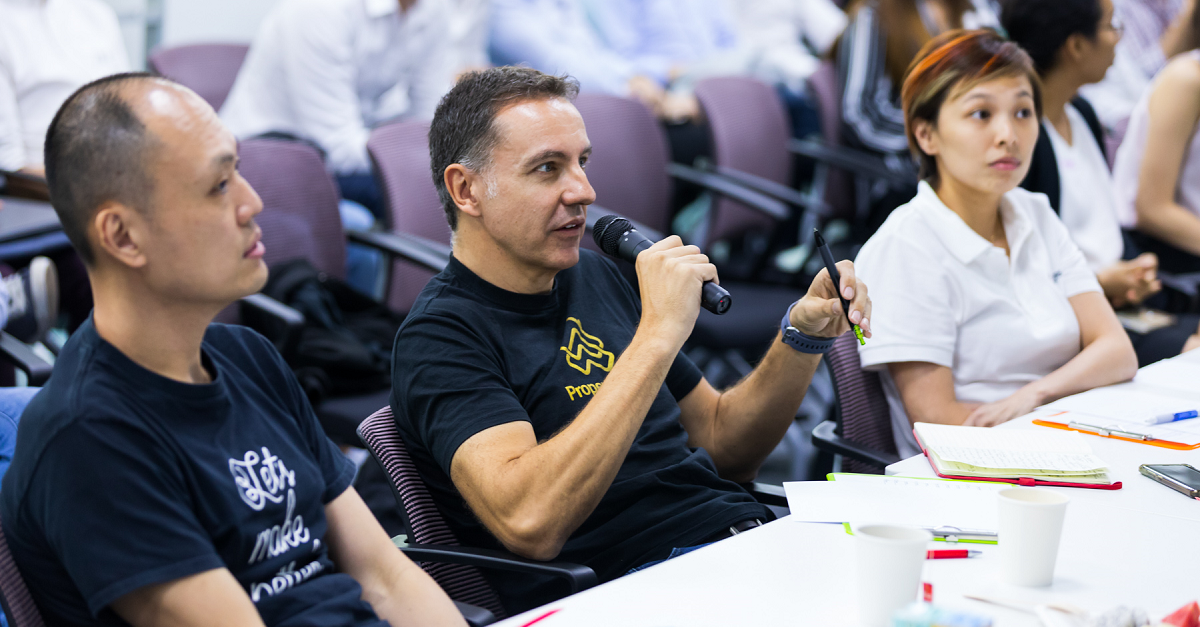 Steve Melhuish, Founder and Vice Chairman of PropertyGuru Group, providing the undergraduates with feedback and ideas during their presentation.