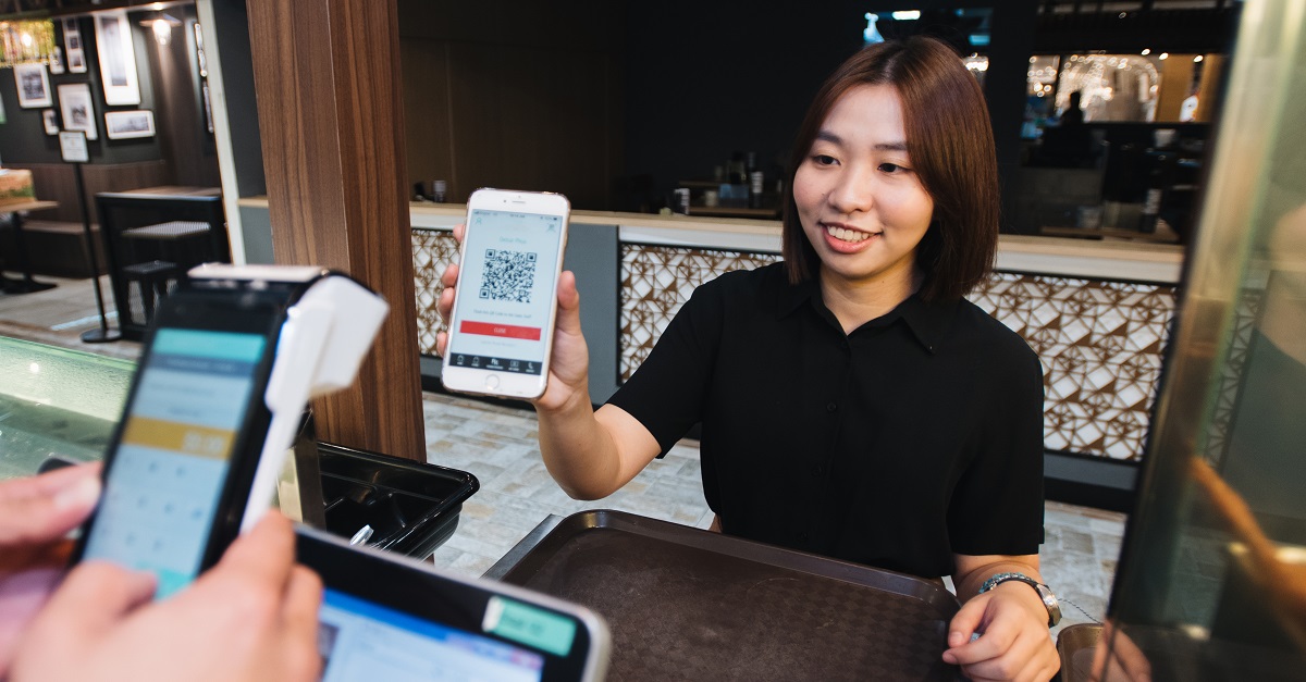 FrasersPay is a comprehensive and integrated cashless solution for Frasers Property Singapore's customers and retailers, and is set to roll out in 1Q2019. Customers may select their preferred cashless payment method, be it through credit or debit card options that can be set up within FRx, or through payment partners beePay and EZ-Link.