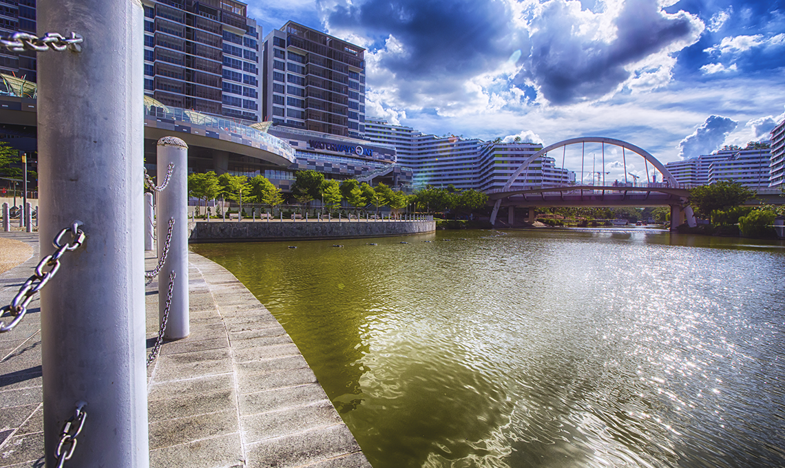 Waterway Point gives shoppers direct access to Punggol Waterway Park from Punggol MRT Station via a 24-Hour Boardwalk.