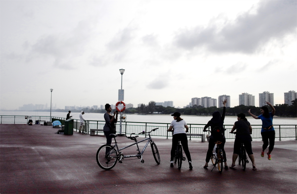 Apart from the avid anglers that frequent the jetty and the joggers taking a breather, you can also find visitors making full use of the scenic backdrop for selfie shots.