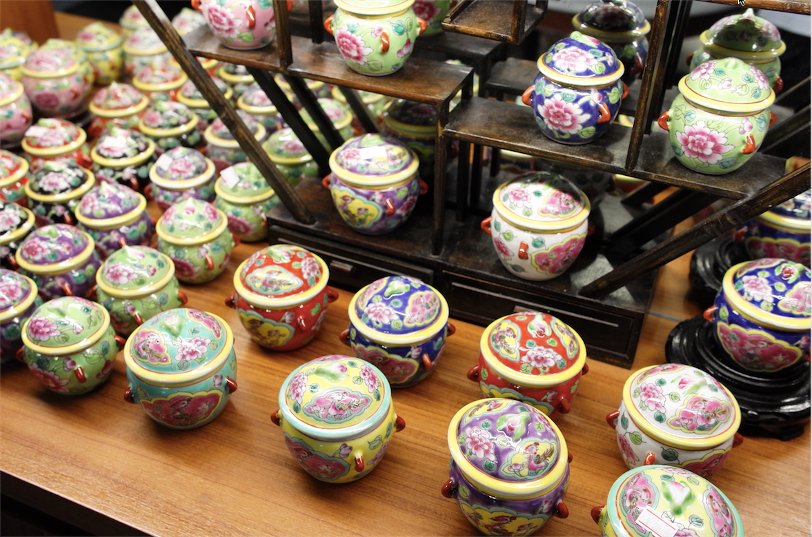  Peranakan chinaware often feature symbols inspired by Chinese folklore such as phoenixes and peonies.