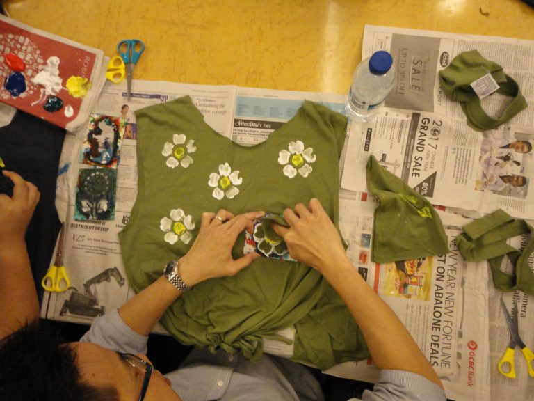 After cutting, participants tied up the bottom of the shirts to create the base of the tote bag, and personalised it with paint.