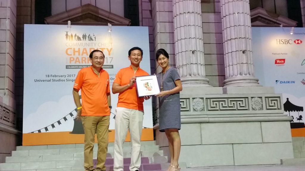 Jill Ng, Head, Marketing & Communications, Receiving a Contributing Partner Token of Appreciation from Guest of Honour, Mr. Ong Ye Kuen, Minister for Education (Higher Education and Skills) & Second Minister for Defence at Charity in the Park 2017.