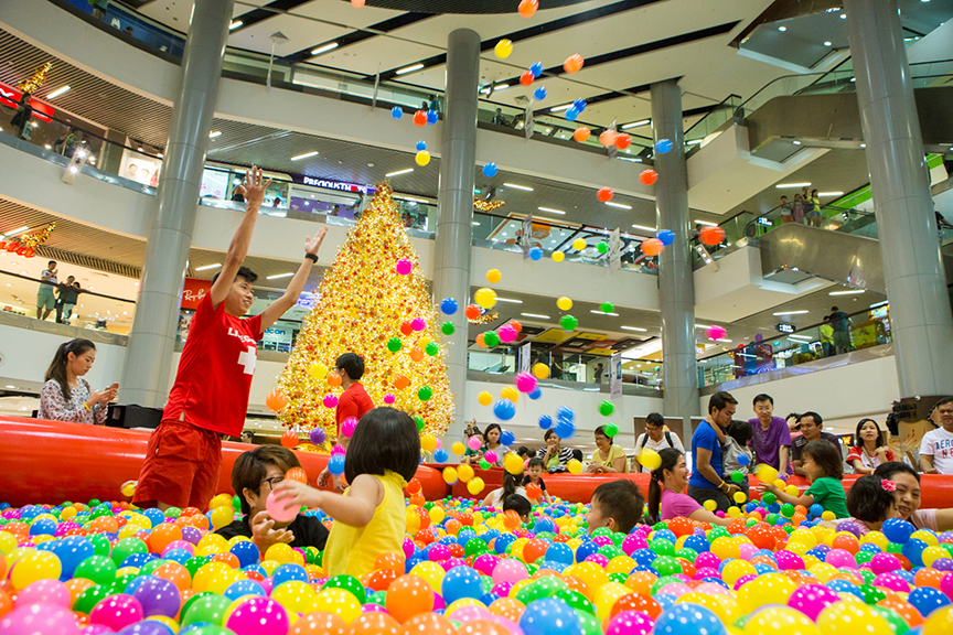 The first stop of Play It Forward had shoppers celebrating Christmas at Causeway Point on 22 November 2016.