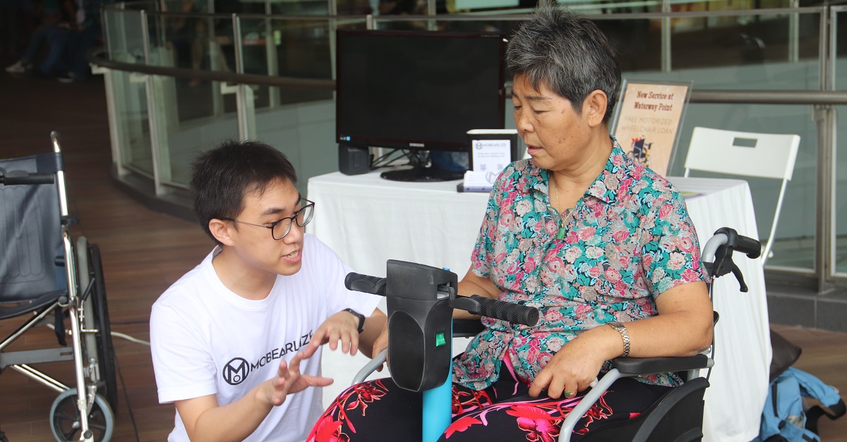  Members of Team Mobearlize from SUTD, the minds behind this innovation, teaching shoppers how to use EMMA at Waterway Point and Causeway Point.