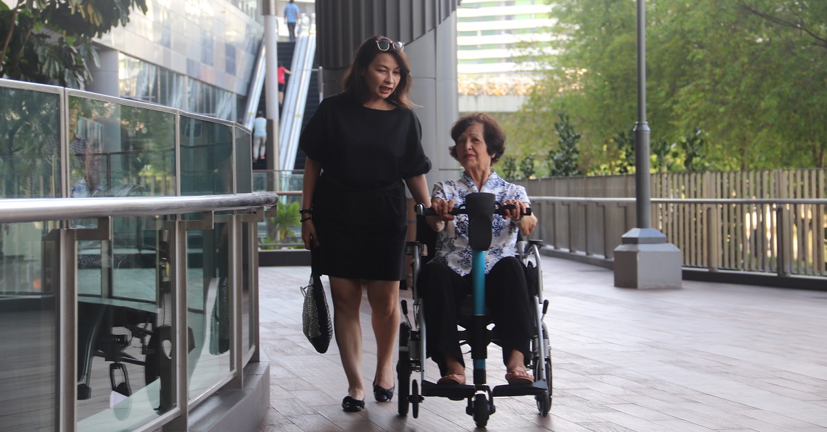  Simple and intuitive: Shoppers easily adapted to the use of EMMA, the motorised wheelchair