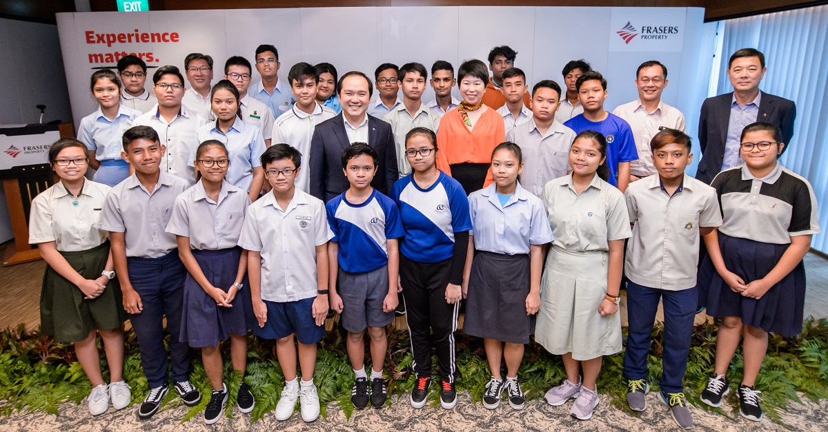 Khun Panote Sirivadhanabhakdi, Group CEO, Ms Wanshi Zheng, Chief Strategy & Planning, Mr Sebastian Tan, Group Chief Human Resources Officer, Mr Khong Shoong Chia, Group Chief Corporate Officer and Mr Christopher Tang, CEO, Frasers Property Singapore with the receipients of the awards.   