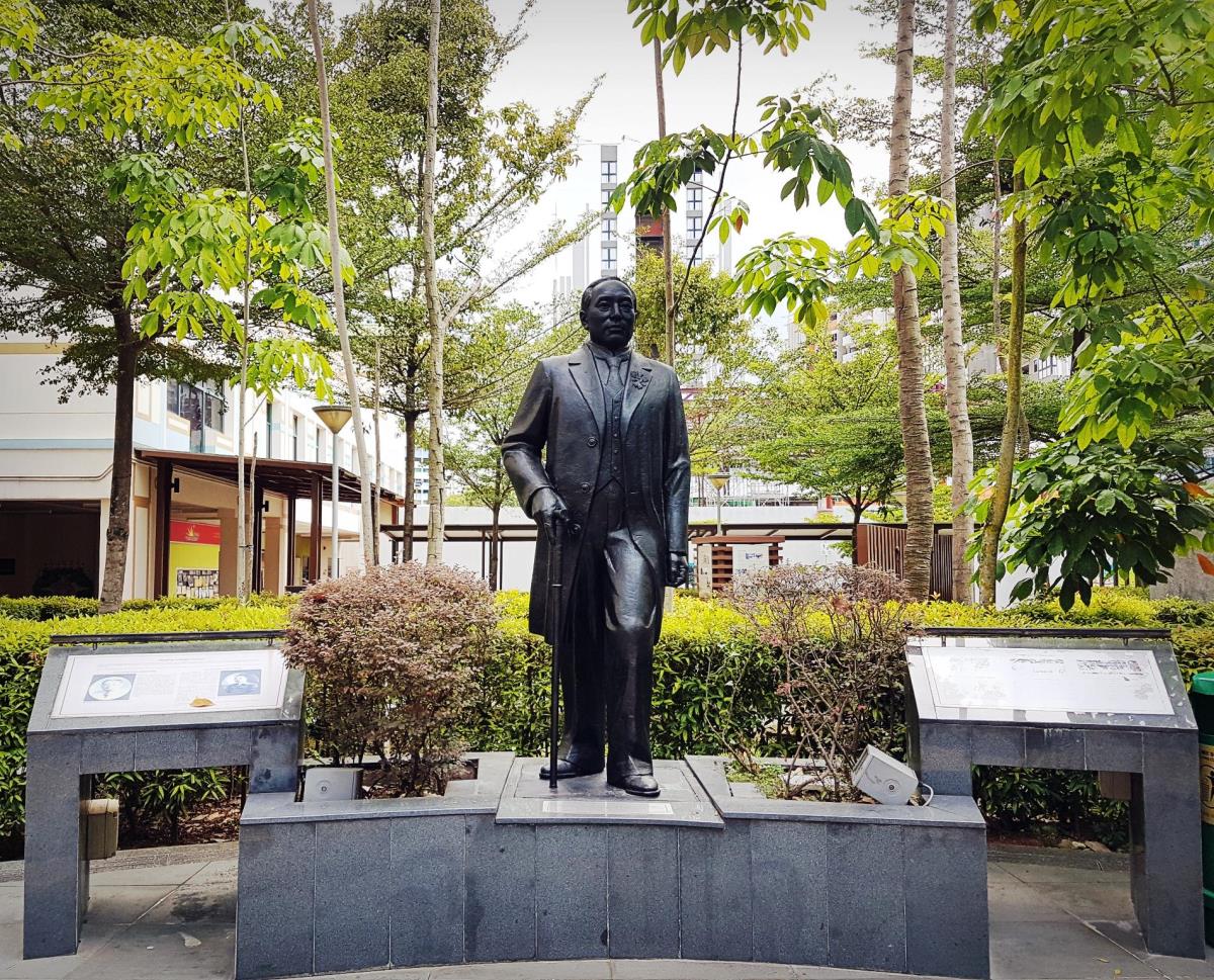  A statue of Lim Nee Soon can be found in Yishun Town Park.