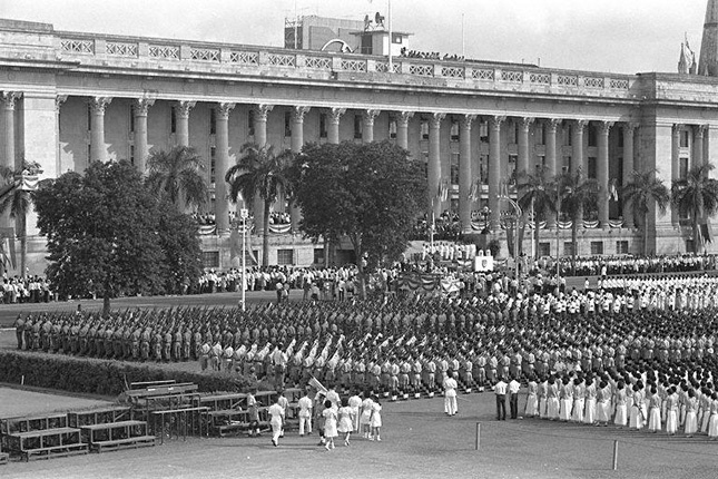 A bird’s eye view of the parade and the former City Hall building. In the past, there would be a 90-minute march past of over 23,000 participants consisting of soldiers, civic and uniformed groups, teachers, trade unionists, cultural groups and children. (Source of image: Ministry of Information and the Arts Collection, courtesy of National Archives of Singapore)