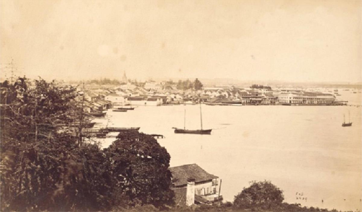 A paranomic view of Telok Ayer Bay, 1872, Bourne & Shepherd on Mount Wallich (Source: https://roots.sg/learn/stories/telok-ayer/story).