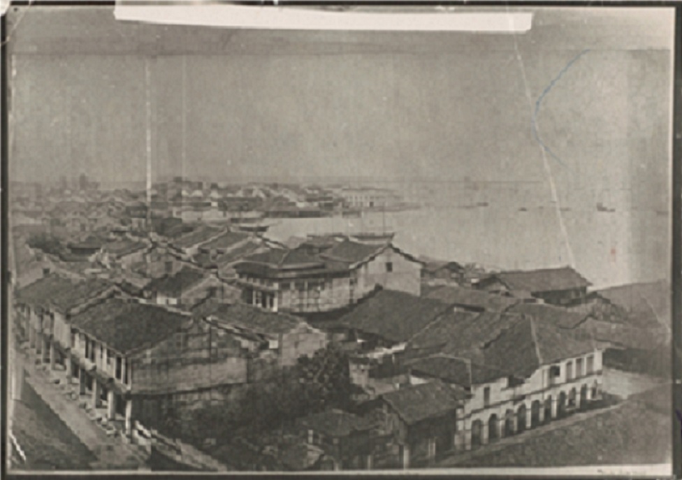 Telok Ayer Bay in mid-late 19th century, with the old Telok Ayer market by the sea and the Thian Hock Keng Temple to the left (Source: https://roots.sg/learn/stories/telok-ayer/story).