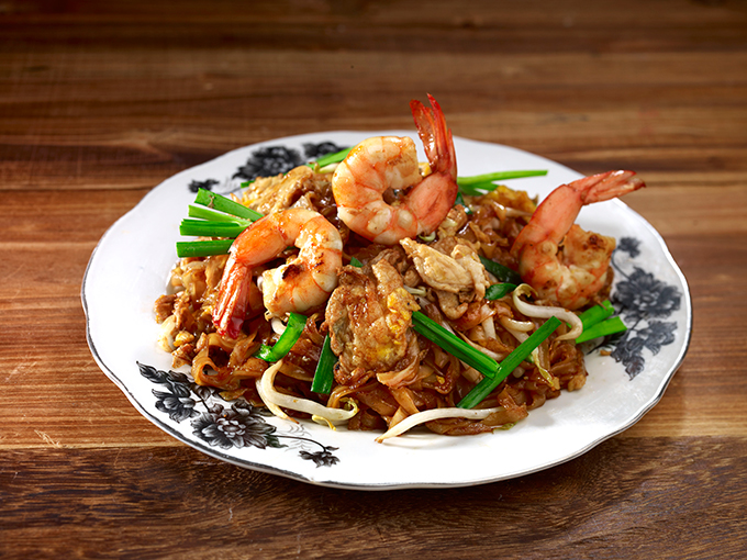 Enjoy delicious springy ‘Fried Kway Teow’ noodles fried with specially made chilli paste, eggs, prawns, fresh cockles, blanched bean sprouts and chopped Chinese chives.