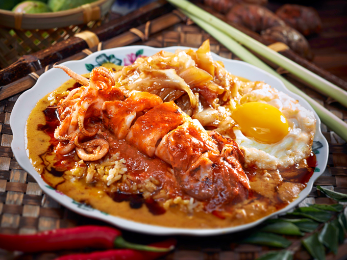 ‘Sambal Sotong Set’ is another comforting favourite with fresh sotong cooked in sambal, a fried egg, braised cabbage and delicious curry gravy.