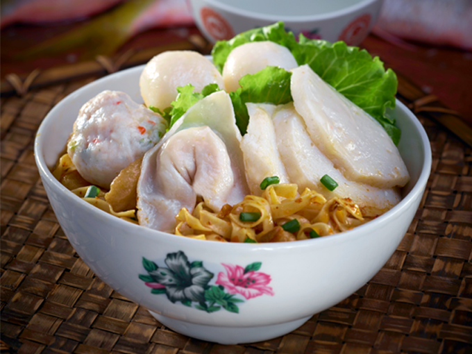The ‘Signature Noodle Set’ features springy well-seasoned noodles, minced pork meatball, a dumpling, fishcake, fishballs, and a bowl of hot flavourful soup.