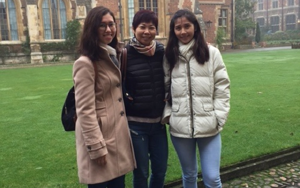 Elsie (centre) and her two daughters.