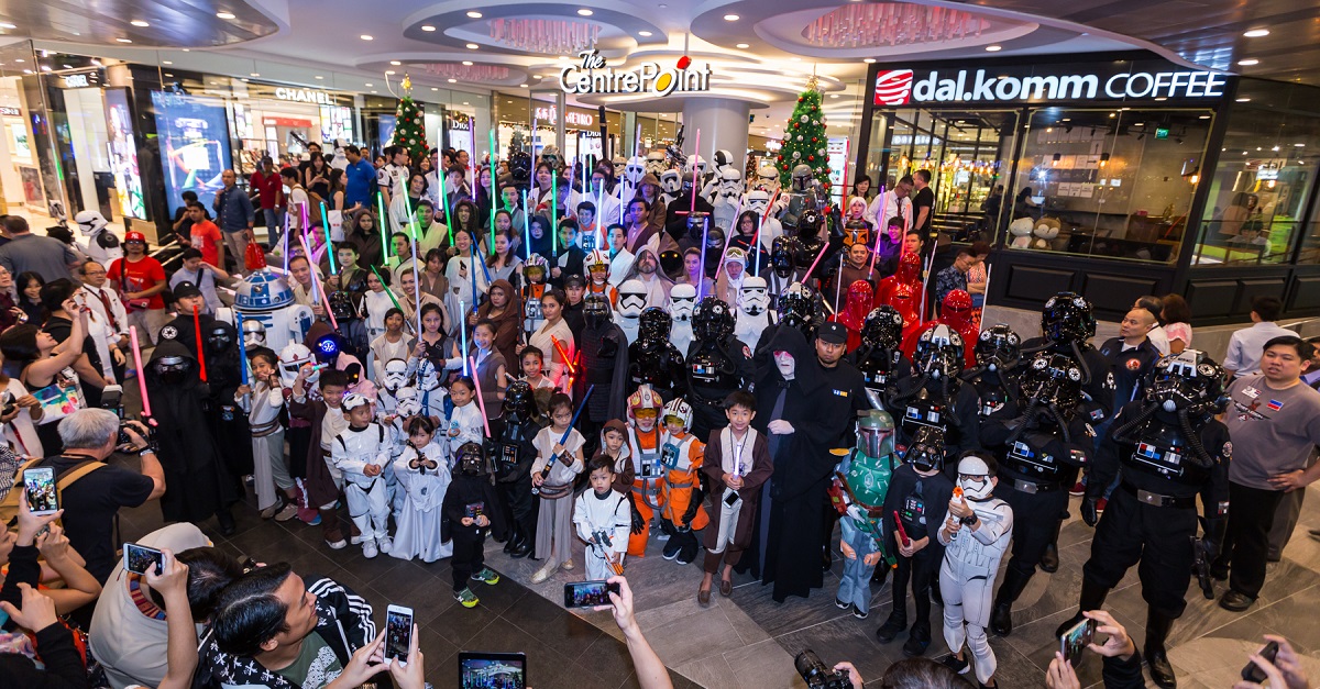 112 STAR WARS™ fans showing their adoration for the 40-year old franchise, among which we spotted the iconic Stormtrooper, Jedi warriors, Darth Vader and more!