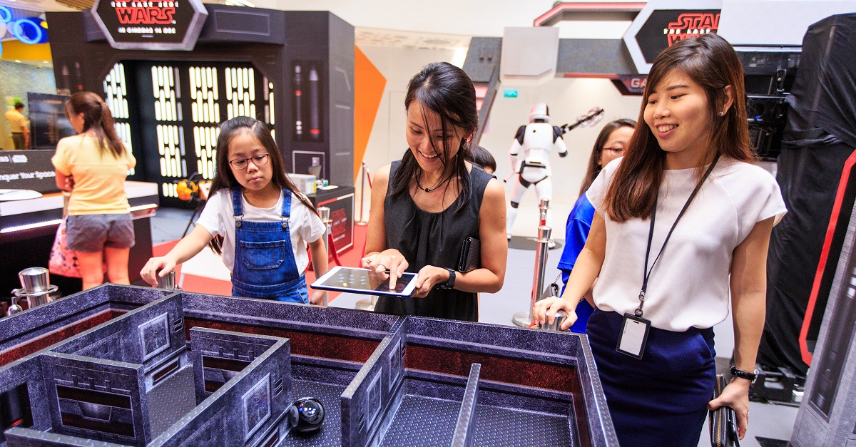 Shoppers at Anchorpoint trying their hands at the Droid Maze – BB-8: Powered by a mobile application, shoppers are tasked to manoeuvre the BB-8 across the maze by using their smartphones.