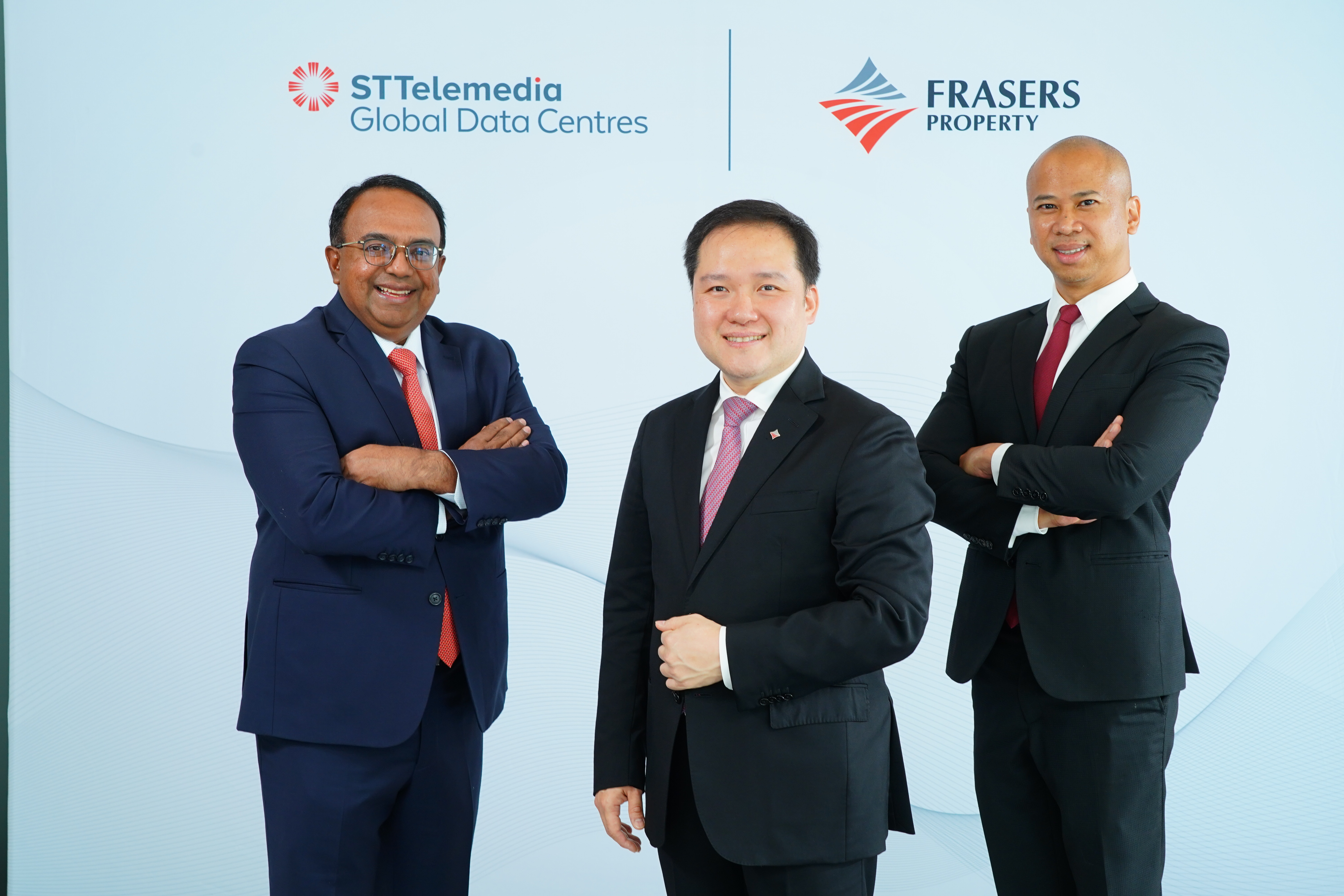 From left to right: Mr Bruno Lopez, President and Group CEO of ST Telemedia Global Data Centres, Mr Panote Sirivadhanabhakdi, Group CEO of Frasers Property Limited and Mr Supparat Sivapetchranat Singhara na Ayutthaya, CEO of ST Telemedia Global Data Centres (Thailand)