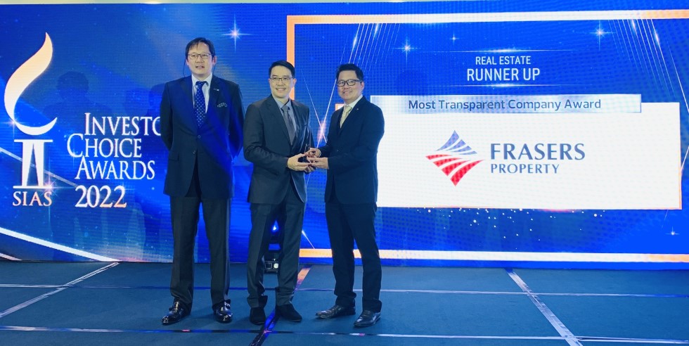 Group Chief Financial Officer, Mr Loo Choo Leong, receiving the award on behalf of Frasers Property Limited, which has been awarded Runner-Up for the Most Transparent Company Award in the real estate category at the SIAS Investors’ Choice Awards 2022.