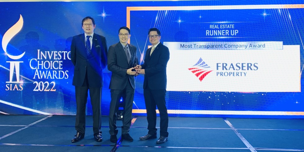 Group Chief Financial Officer, Mr Loo Choo Leong, receiving the award on behalf of Frasers Property Limited, which has been awarded Runner-Up for the Most Transparent Company Award in the real estate category at the SIAS Investors’ Choice Awards 2022.