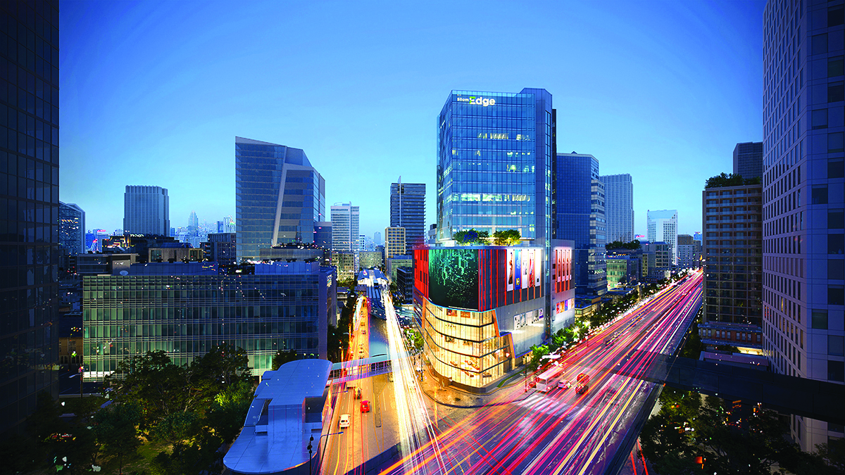 Silom Edge, Frasers Property Thailand's first mixed-use redevelopment in Bangkok, offers a vibrant mix of commercial and retail options to support the work and lifestyle aspirations of new-generation businesses, tenants and customers. 